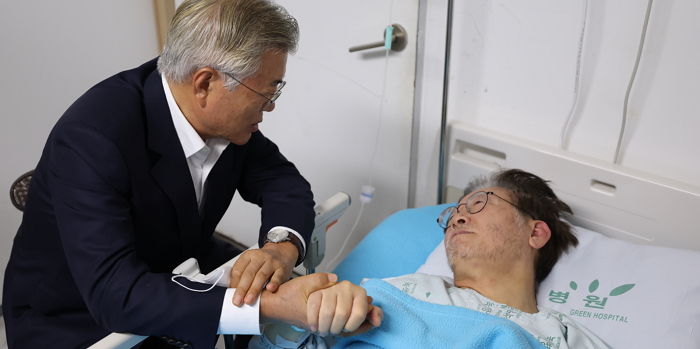 단식하다 입원한 이재명 찾아가 두손 꼭 잡아준 문재인 전 대통령 (+병문안 사진 8장)