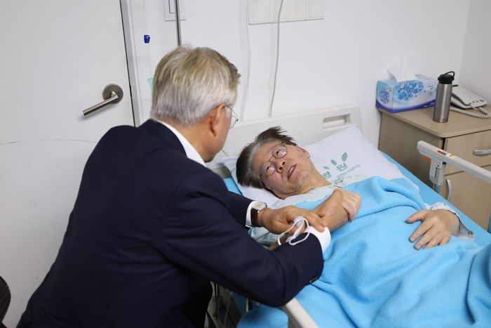 병문안 와 단식 만류하는 문재인 전 대통령에, 핼쑥해진 이재명 대표가 남긴 말