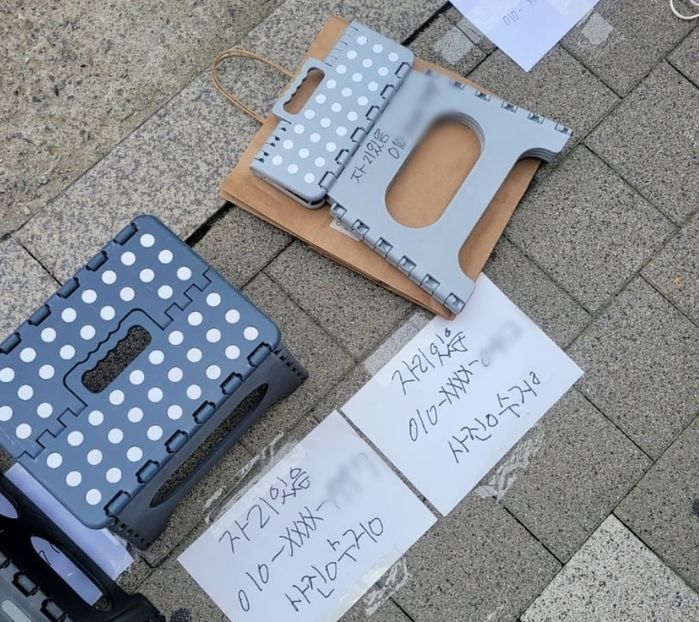 성수동 골든구스 오픈런 시작되자 바닥에 ‘자리있음’ 종이 붙여놓은 빌런들