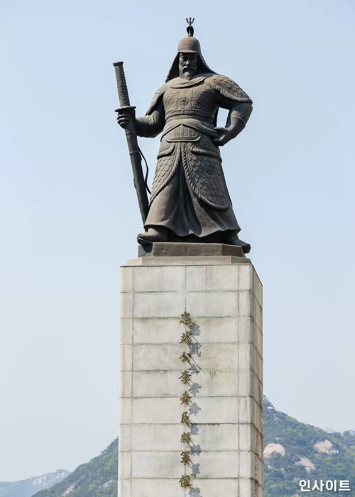 이순신 장군 동상 아래 쓰인 한자 때문에 ‘중국 장수’로 오해받고 있다