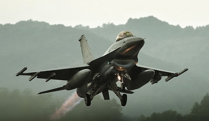 충남 서산서 전투기 추락...조종사 비상탈출