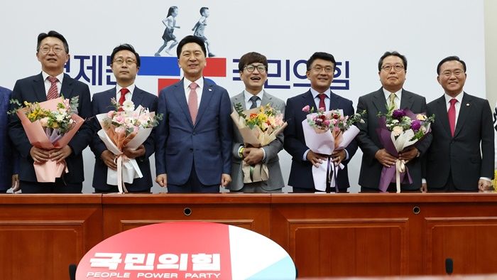 내시로 인기 끌어 국힘 입당한 김영민 “재명아, 그건 단식 아니라 디톡스지!”