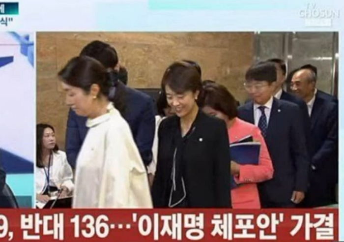 국회서 함박웃음 지었다가 개딸들한테 박제돼 집단 비판 받은 고민정 근황