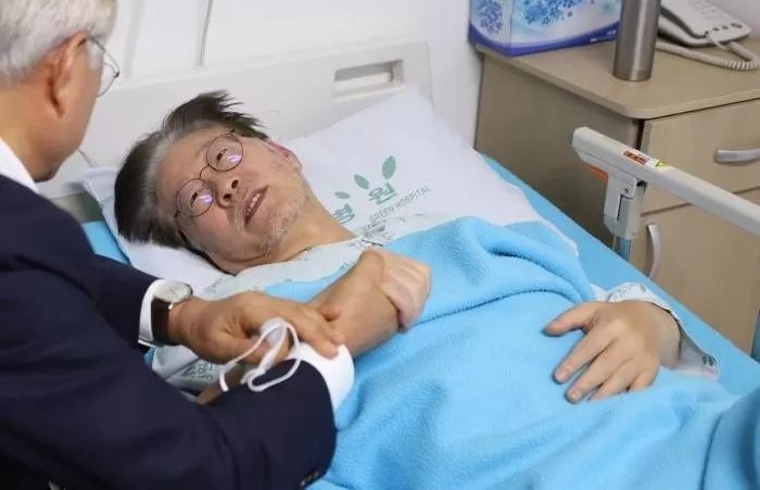 디시 갤러리에 ‘소총’으로 국회의원 14명 살인예고한 지지자...잡고보니 40대 아저씨