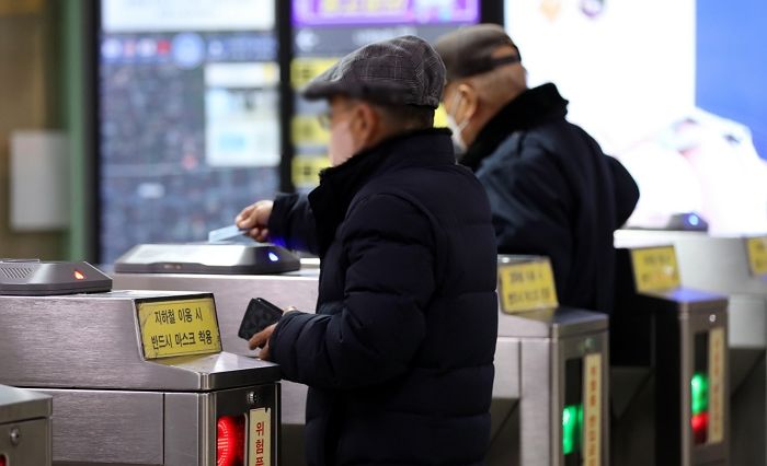 “지하철 타는 게 유일한 낙”... 지하철 ‘무료 승차’로 행복감 느끼는 어르신들의 하루