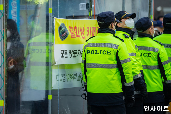 미성년자 자매 한번에 껴안으며 ‘성추행’ 한 현직 경찰관