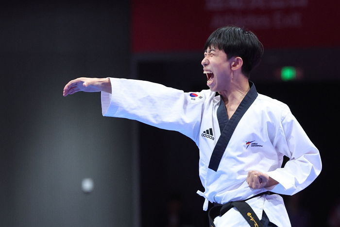 “한국 첫 아시안게임 금메달!”...태권도 품새 남자부 강완진