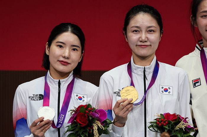 21년 만에 펜싱 금·은 휩쓴 한국...최인정 금메달·송세라 은메달