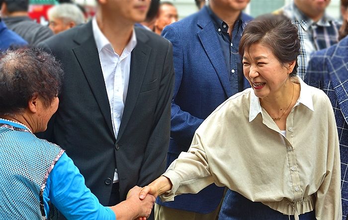 박근혜 전 대통령, 추석 앞두고 대구 전통시장 방문...“왜 이제왔어요” 환영세례