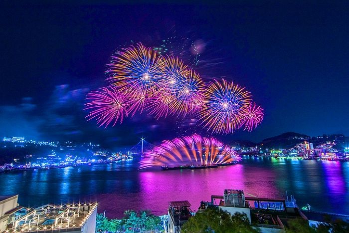 “테이블 두 자리에 120만원”...부산불꽃축제 ‘뷰 맛집’으로 소문난 식당의 바가지 수준