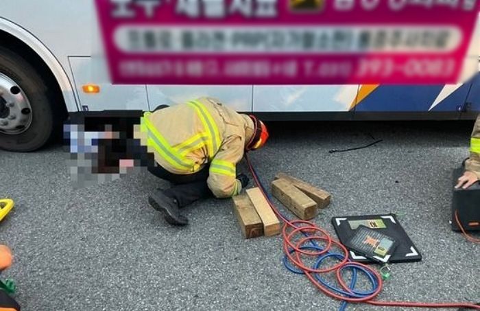 ‘우회전 일시정지’ 의무화 됐는데...녹색 불에 길 건너다 ‘우회전 버스’에 치인 여성 사망