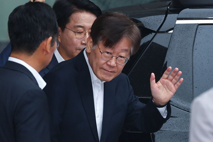 지팡이 짚은 이재명, 제1야당 대표 첫 영장 심사 출석