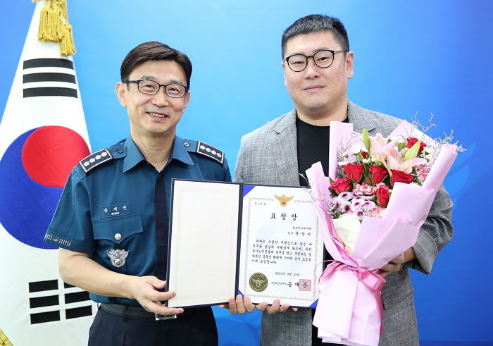 가족사진 없는 ‘독거노인’들 제복 입고 찾아가 아들처럼 사진찍어준 경찰관