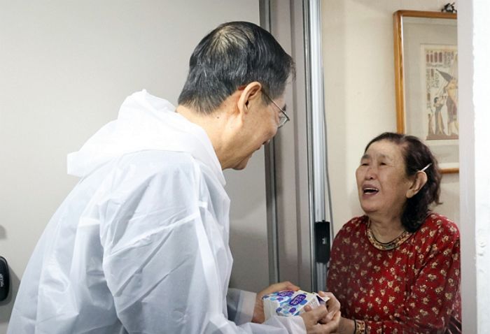 한덕수 총리, 추석 앞두고 홀로 사는 ‘독거노인’ 찾아가 우유 배달했다
