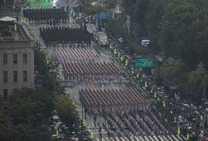국군의 날 기념식 한다며 퇴근 시간에 광화문 길막하고 시가행진...시민들 불만 폭발