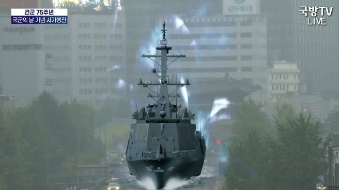 광화문 한복판에 뜬 정조대왕함...어설픈 AR에 사람들이 보인 웃픈 반응 (영상)