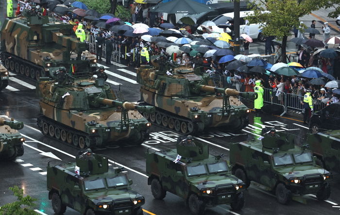 국군의 날 군인들이 퍼레이드 한다고 하자 여고생들이 밤새 준비한 ‘깃발 퍼포먼스’ (영상)