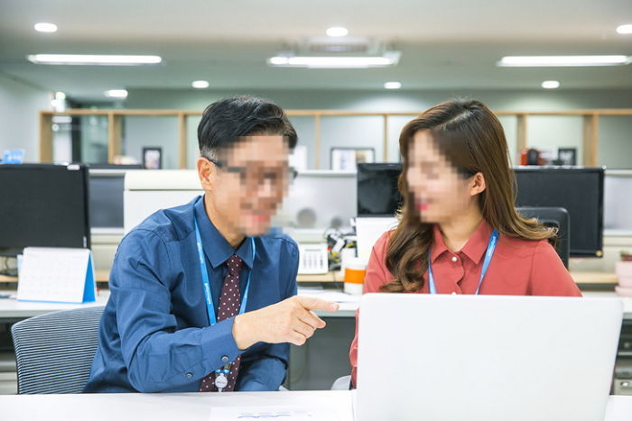 회사 동료가 “오늘 옷 예쁘다”고 하자 성희롱당한 것 같아 기분 나쁘다는 여직원