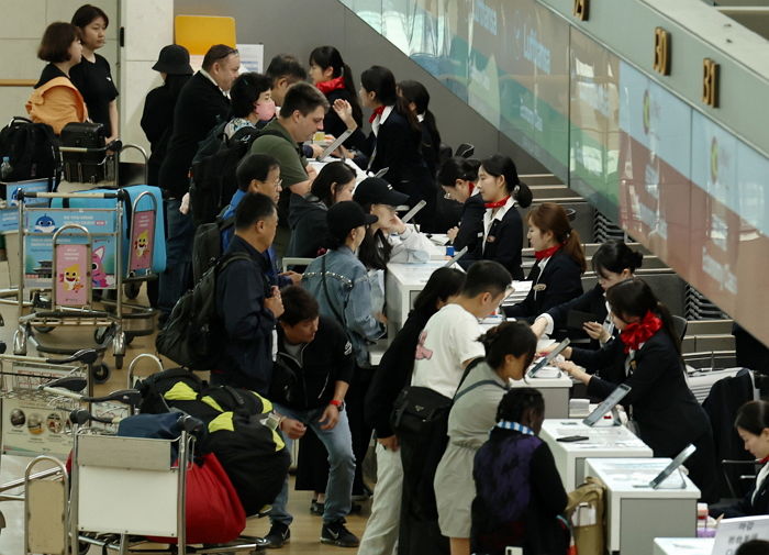 ‘국내 여행’ 쿠폰 30만장 뿌렸는데 해외 여행 가는 사람들로 꽉 찬 오늘(27일)자 인천국제공항 상황