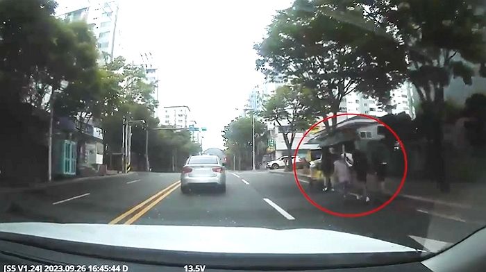 하교 중 비 맞으며 언덕 오르는 ‘폐지 할머니’ 우산 씌워주고 대신 손수레 밀어준 중학생들