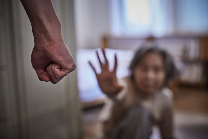 “날 왜 낳았냐”... 어머니 입에 케이크 밀어 넣고 목조른 아들