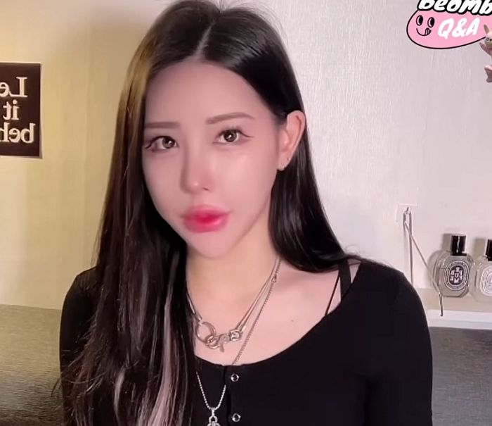 성형 의혹에 광대+턱 주먹으로 내려치며 ‘셀프 증명’한 스튜어디스 출신 유튜버