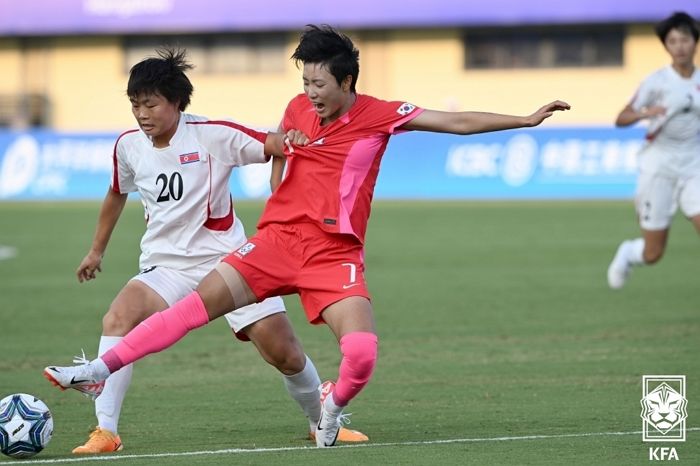 ‘팔꿈치 가격+양발태클’...축구를 UFC 경기로 바꿔버린 북한 여자 축구대표팀