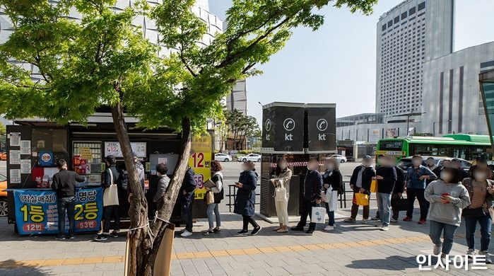 롯데월드 앞 ‘로또 명당’ 잠실매점서 또 1등 나와...17억 가져갔다