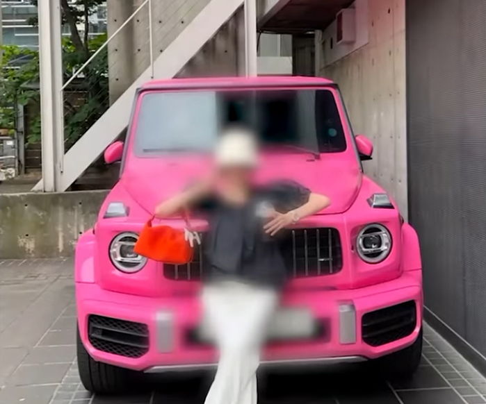 ‘핑크 지바겐’ 타며 호화 생활하는 유명 패션 인플루언서...돈 어디서 났나 털어봤다