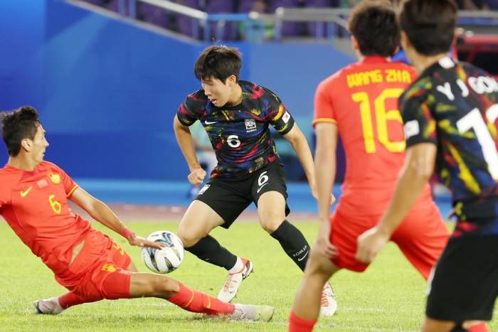 홍현석, 완벽한 왼발 감아차기로 ‘선제골’…한국, 중국에 1-0으로 앞서