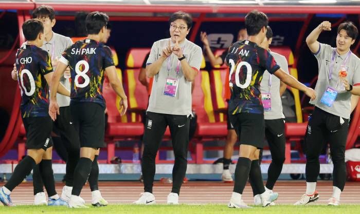 한국, 홍현석-송민규 연속골…‘2-0’으로 전반 마무리