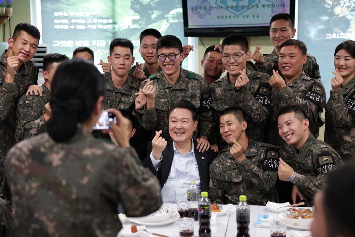 ‘국방장관+육참총장’ 이끌고 연휴에도 최전방 지키는 25사단 병사들 격려한 윤 대통령