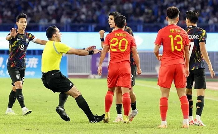 “박규현은 중국 축구 공공의 적”...축구 끝나고 중국 해설자가 SNS에 올린 글 논란