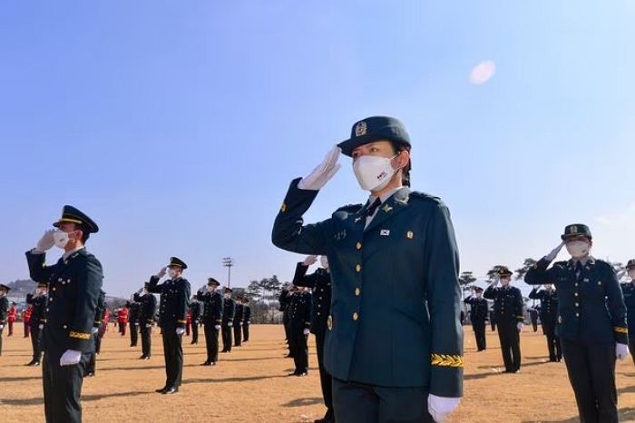 장교보다 월급 많이 받게 된 병사...반토막 나버린 ROTC 지원율