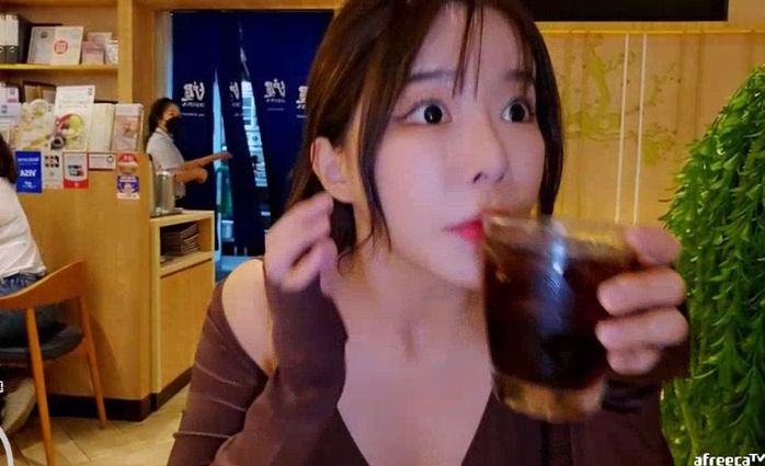 ‘방콕 쇼핑몰 총기난사’ 현장에 있다가 울먹이며 탈출한 아프리카TV 여캠 (+야방 영상)
