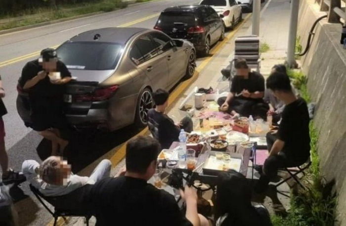어둠 내린 새벽 도로 한켠에 차 세워놓고 ‘피자·치킨 파티’하는 자동차 동호회 회원들