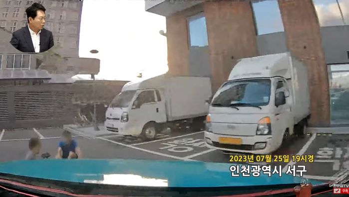 주차장 바닥에 앉아 얘기하던 남녀...차에 치이자 합의금 ‘400만원’ 요구 (영상)