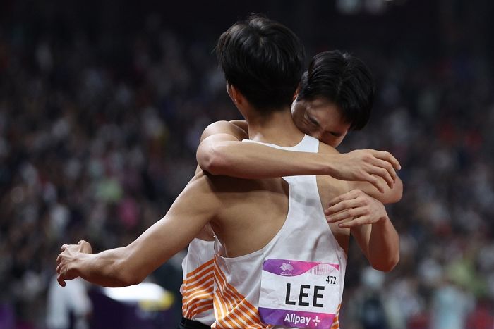 아시안게임만 16년 도전한 맏형이 계주 400m ‘동메달’ 따고 엉엉 울자 막내가 달랬다