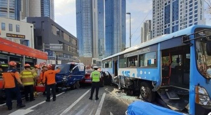승용차가 신호 기다리던 시내버스 ‘쾅’...부산 해운대서 역주행 교통사고