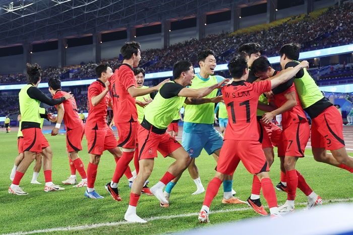 정우영 멀티골 터졌다...황선홍호, 우즈벡과 2-1 전반 종료