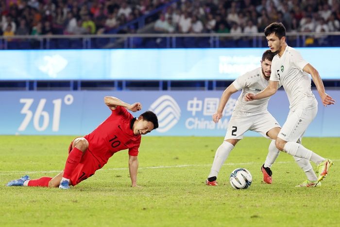 거친 태클 이겨낸 한국, 우즈벡에 2-1 승리