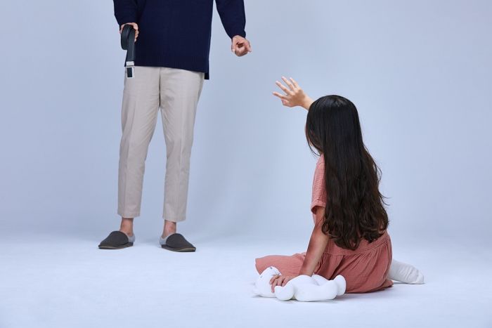 “추행의 정도가 아주 심하지는 않은 편”...10세 친딸 등 긁어주다 엉덩이 추행한 친부 집행유예 선고