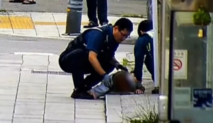 길에서 갑자기 쓰러진 40대 남성...경찰, 숟가락으로 ‘콜라’ 먹여 살렸다