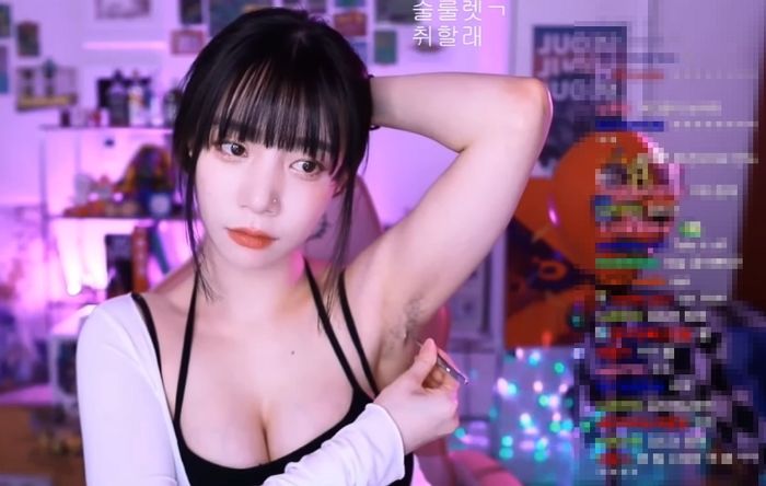 “하다하다 이런 걸”...라이브로 겨드랑이털 뽑는 영상으로 대박난 여캠 (+영상)