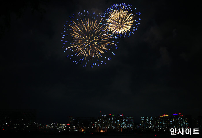 “불꽃축제 2장 25만원에 팝니다”...공짜로 받은 초대권  ‘되팔이’ 중인 당근러들