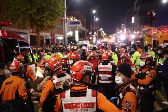 이태원 압사 사고 때 ‘경찰복 코스프레’ 논란됐는데...올해 왜 단속 안하나요