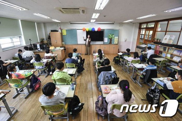 “아이 똥구멍에 똥 묻어 있어...가슴 찢어진다” 교사에게 항의한 초등학생 학부모