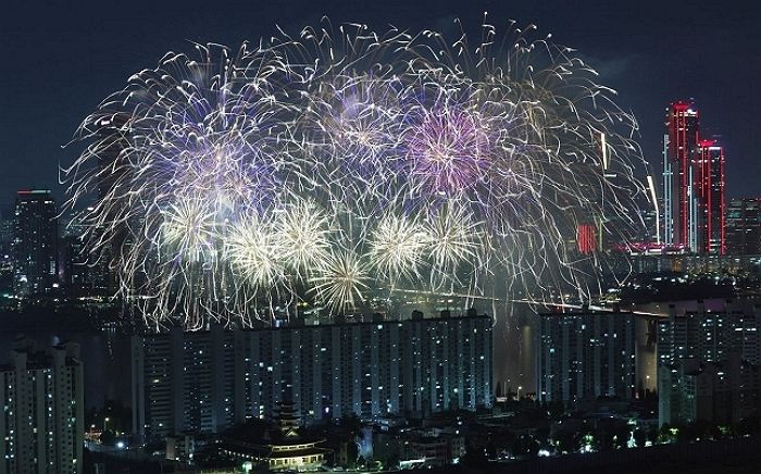 어제(7일) 100만 명 몰린 ‘세계 불꽃축제’ 끝난 후 쓰레기 나뒹구는 여의도 한강공원 상황