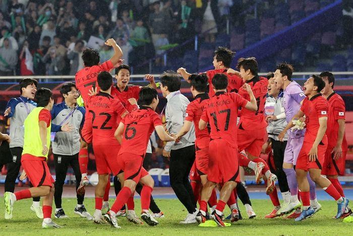 아시안게임 축구 금메달 따면 전 직원에게 30만원 쏘겠다 공약한 축구광 사장님...직원들 환호했다