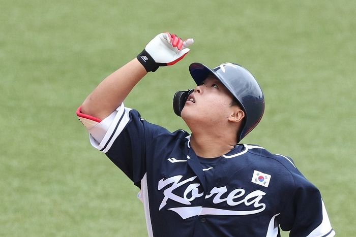 지고 있는데 질겅질겅 껌씹어 논란 일었던 강백호...금메달 목에 걸고 ‘펑펑’ 울었다